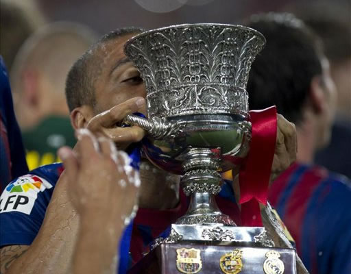 El brasileño del FC Barcelona Dani Alves besa el trofeo conquistado tras su victoria ante el Real Madrid. Foto: EFE