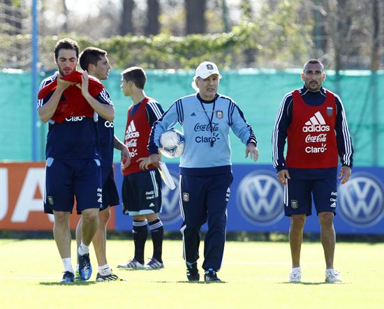 El entrenador de la selección Argentina, Alejandro Sabella (c), dirige junto a los jugadores. Foto: EFE