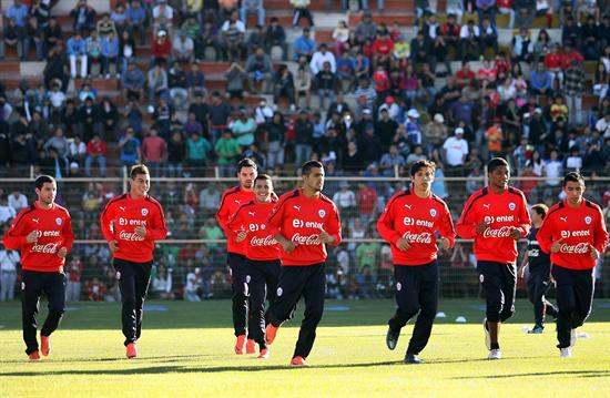 Los jugadores chilenos en un entrenamiento, en Calama (Chile). Foto: EFE