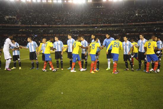 Los jugadores de Argentina y Ecuador se saludan. Foto: EFE
