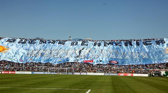 Simpatizantes de Uruguay alientan a su equipo en el Centenario de Montevideo. Foto: EFE