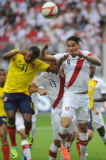 El jugador Paolo Guerrero (d) de Perú disputa el balón con el jugador Dorlan Pabón (i) de Colombia. Foto: EFE