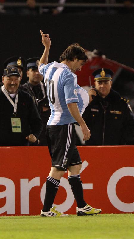 El jugador de Argentina, Lionel Messi, celebra después de anotar contra Ecuador. Foto: EFE