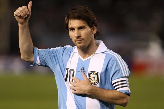 El jugador de Argentina, Lionel Messi, saluda a los aficionados en el Monumental. Foto: EFE