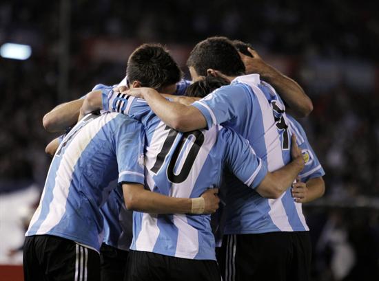 Los jugadores de la selección argentina celebran ante Ecuador. Foto: EFE