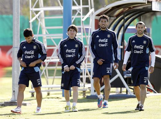 Los jugadores de la selección argentina, Sergio Agüero (i), Lionel Messi (2i), Ezequiel Garay (2d) y Javier Mascherano (d). Foto: EFE