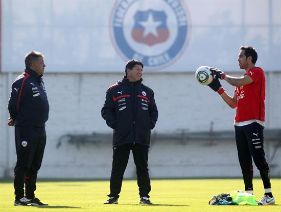 Claudio Borghi (izq.), junto al ayudante técnico, Jaime Vera, mientras da instrucciones al arquero Claudio Bravo en un entrenamiento. Foto: EFE