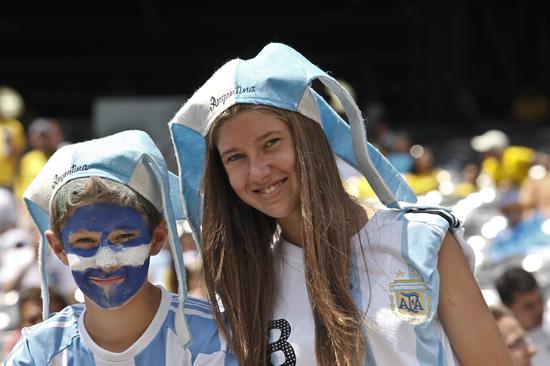 Fanáticos de la selección de Argentina ante Brasil. Foto: EFE