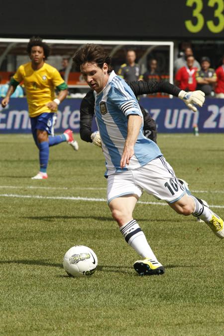 El jugador de Argentina, Lionel Messi anota ante Brasil. Foto: EFE