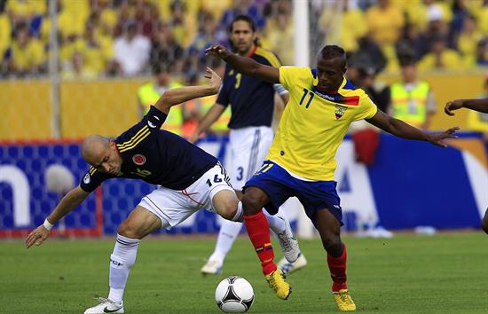 El ecuatoriano Christian Benítez (d) disputa el balón con el colombiano Elkin Soto. Foto: EFE