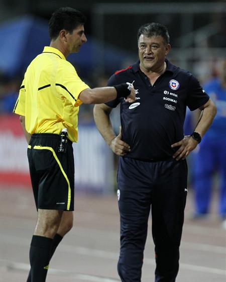 El DT argentino de Chile, Claudio Borghi (d), conversa con el árbitro Hernando Buitrago. Foto: EFE