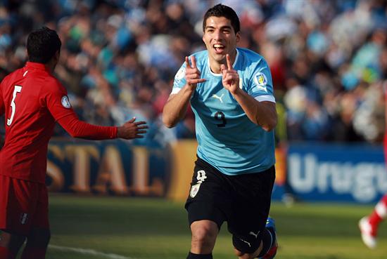 El jugador de Uruguay, Luis Suárez, celebra una anotación ante Perú. Foto: EFE