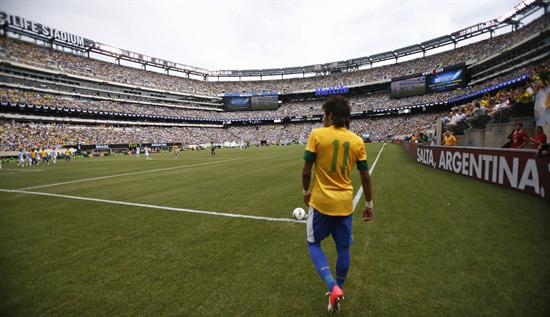 El jugador de Brasil, Neymar, se prepara para lanzar un tiro de esquina ante Argentina. Foto: EFE