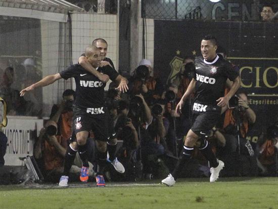 El jugador de Corinthians Emerson (i) celebra con sus compañeros. Foto: EFE