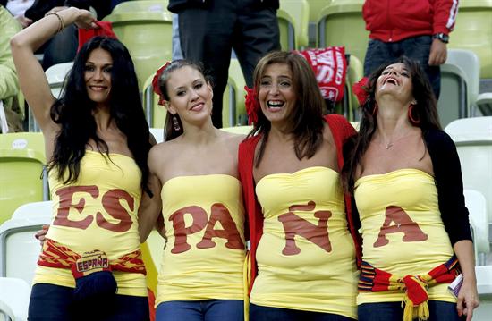 Aficionadas españolas antes del inicio del partido entre España e Irlanda. Foto: EFE