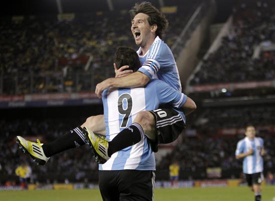 Gonzalo Higuaín y Leo Messi con la Albiceleste. Foto: EFE
