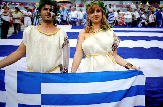 Aficionados griegos esperan el comienzo del Grecia-Rusia. Foto: EFE