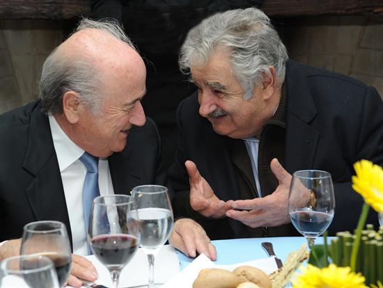 Foto cedida por la presidencia de Uruguay que muestra al presidente de la FIFA, Joseph Blatter (i), hablando con el gobernante uruguayo, José Mujica. Foto: EFE