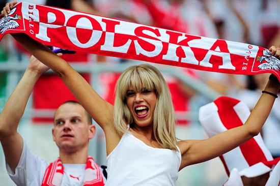 Una aficionada polaca anima a su selección antes del partido República Checa-Polonia. Foto: EFE