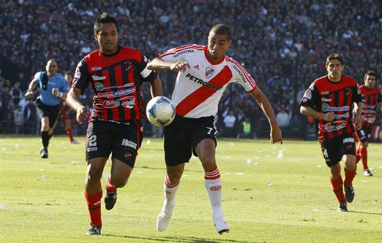 El jugador de River Plate David Trezeguet (d) disputa el balón con Walter Andrade (i) de Patronato. Foto: EFE