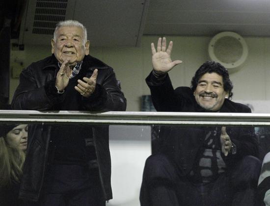 El exjugador de fútbol Diego Armando Maradona (d) y su padre en La Bombonera. Foto: EFE