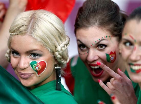 Aficionadas portuguesas animan a su equipo antes del encuentro Portugal-Holanda. Foto: EFE