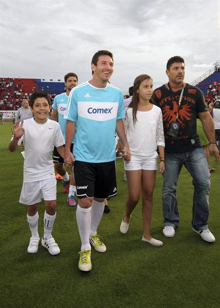 El argentino Leo Messi (2i) asiste a un partido de exhibición entre los equipos Estrellas de América y Estrellas de México en Cancún. Foto: EFE