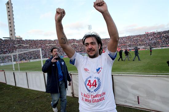 El jugador de Nacional Álvaro Recoba celebra tras ganar el campeonato uruguayo en el estadio Centenario. Foto: EFE