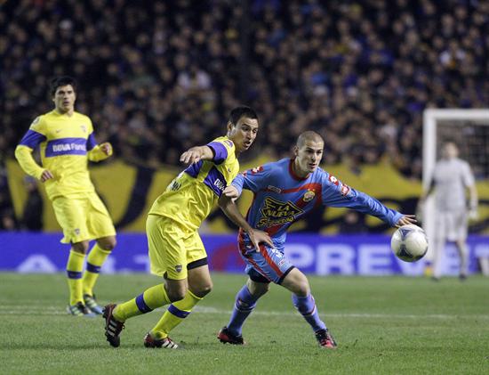 El jugador de Boca Juan Sánchez Miño (i) lucha por el balón con Emanuel Perea (d) de Arsenal. Foto: EFE