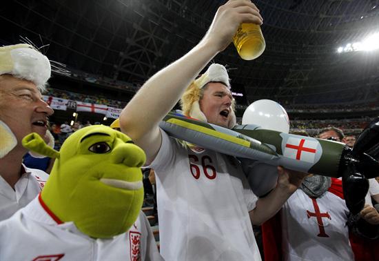 Aficionados ingleses animan a su selección en el estadio Donbass Arena de Donetsk. Foto: EFE