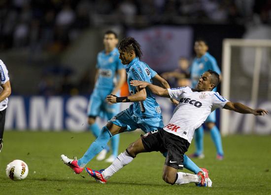 El jugador de Corinthians Jorge Henrique (d) marca a Neymar (i), de Santos. Foto: EFE