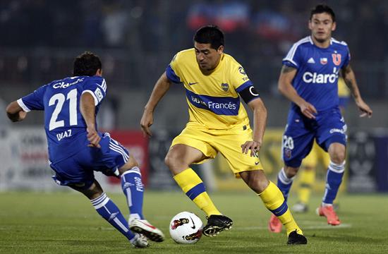 El jugador de Boca Juniors Juan Roman Riquelme (c) es marcado por Marcelo Díaz (i), de Universidad de Chile. Foto: EFE