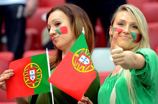 nas seguidoras portuguesas animan a su equipo antes del comienzo del partido de cuartos. Foto: EFE