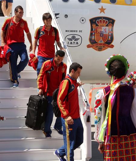 Los jugadores de la selección española descienden las escalerillas del avión tras aterrizar en el aeropuerto de Donetsk, Ucrania. Foto: EFE