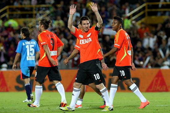 El jugador del equipo Amigos de Messi, Leo Messi (c), celebra su gol ante su rival de Resto del Mundo. Foto: EFE