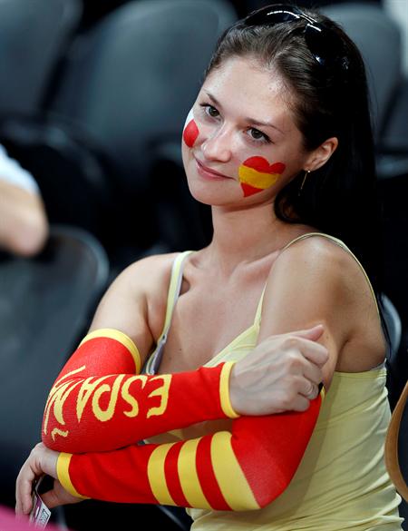 Una aficionada española anima la selección antes del comienzo del encuentro de cuartos de final. Foto: EFE