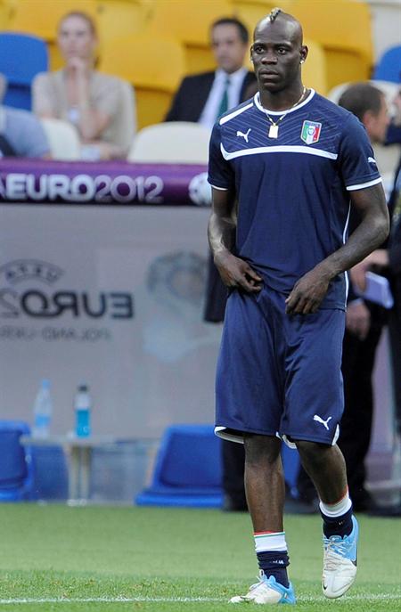 El jugador de la selección italiana de fútbol, Mario Balotelli, durante un entrenamiento. Foto: EFE