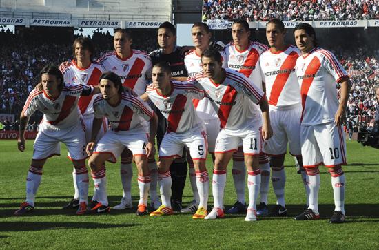 Jugadores de River Plate posan antes de enfrentarse con Almirante Brown. Foto: EFE