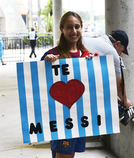 Aficionados esperan a Messi antes de ingresar al estadio Sun Life en Miami. Foto: EFE