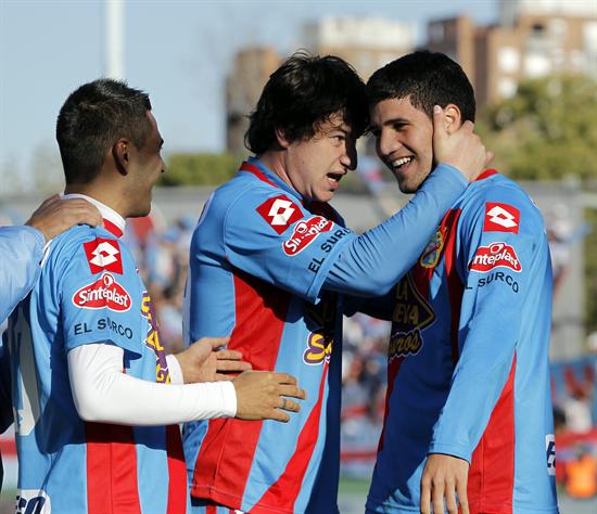Los jugadores de Arsenal Luciano Leguizamón (i), Nicolás Aguirre (c) y Lisandro López (d) celebran. Foto: EFE