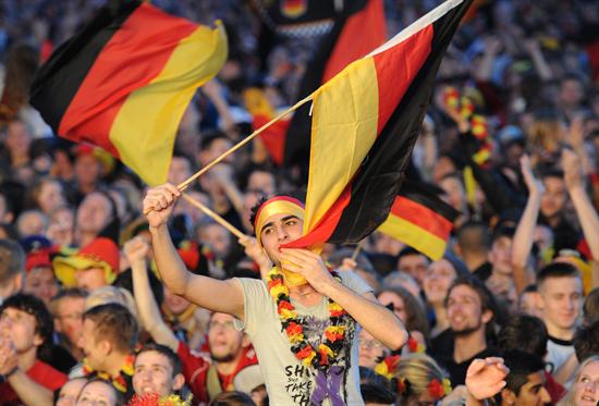 Seguidores alemanes celebran la victoria de su selección. Foto: EFE