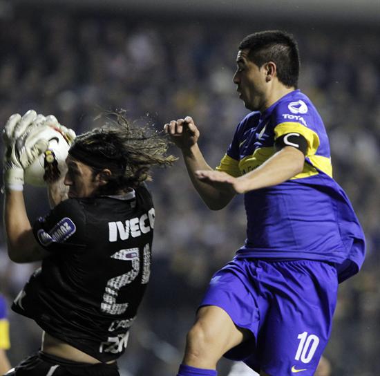 Juan Román Riquelme (d) de Boca Juniors juega la bola ante la defensa rival. Foto: EFE