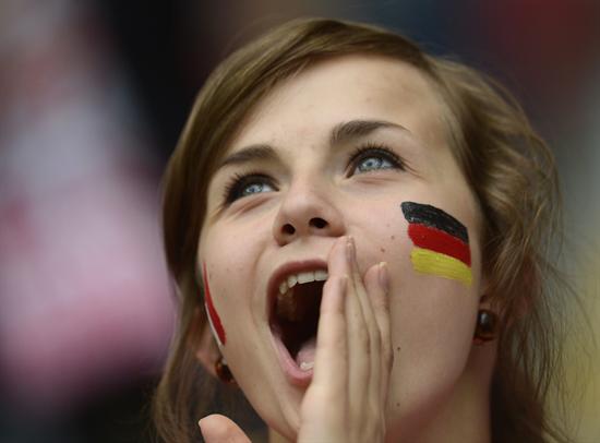 Aficionada alemana anima antes del comienzo de la semifinal de la Eurocopa 2012, Alemania vs Italia. Foto: EFE