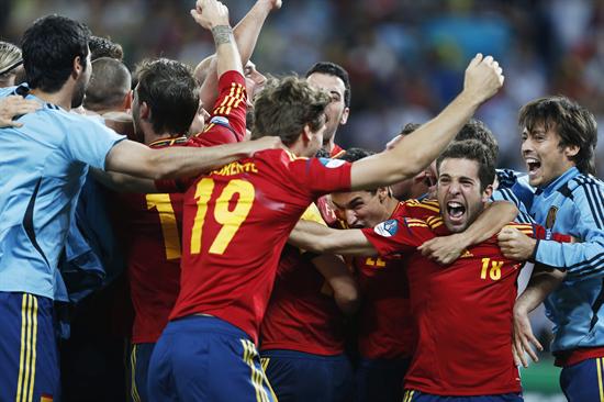 Los jugadores españoles celebran después de ganar en la serie de penaltis hoy, miércoles 27 de junio de 2012, durante la semifinal de la Eurocopa 2012 ante Portugal. Foto: EFE