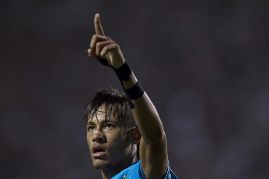 El jugador de Santos Neymar celebra después de anotar un gol ante Corinthians. Foto: EFE