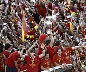 España se engalanó para celebrar un 'triplete' histórico, tras la Euro 
