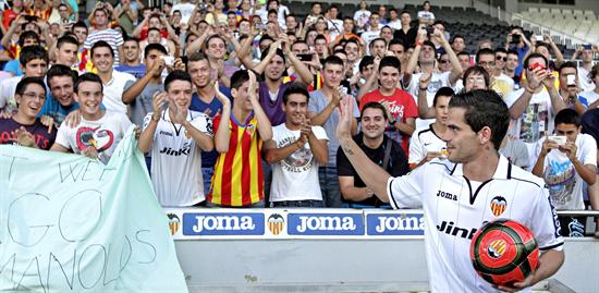 El centrocampista argentino Fernando Gago saluda al público del estadio de Mestalla. Foto: EFE