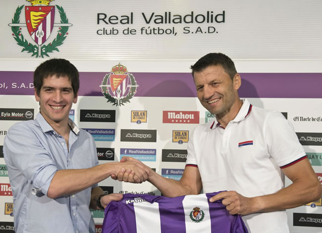 El media punta argentino Juan Ángel Neira (i) se estrecha la mano con el entrenador del Real Valladolid, Miroslav Djukic, durante la presentación del nuevo jugador. Foto: EFE