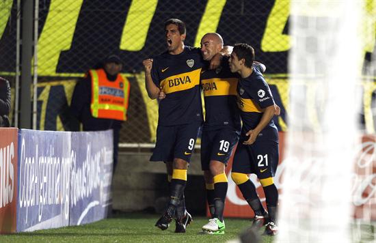 Los jugadores Lucas Viatri (i), Santiago Silva (c) y Cristian Chávez (d) de Boca Juniors celebran tras el primer gol. Foto: EFE