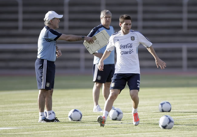 El seleccionador argentino Alejandro Sabella (izq) da instrucciones al futbolista argentino Lionel Messi. Foto: EFE